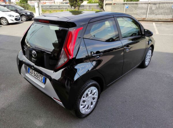 TOYOTA Aygo Connect 1.0 VVT-i 72 CV 5 porte X-Play MMT - immagine 3