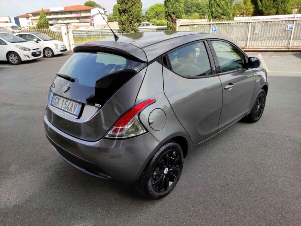 LANCIA Ypsilon 1.2 69 CV 5 porte Silver - immagine 3