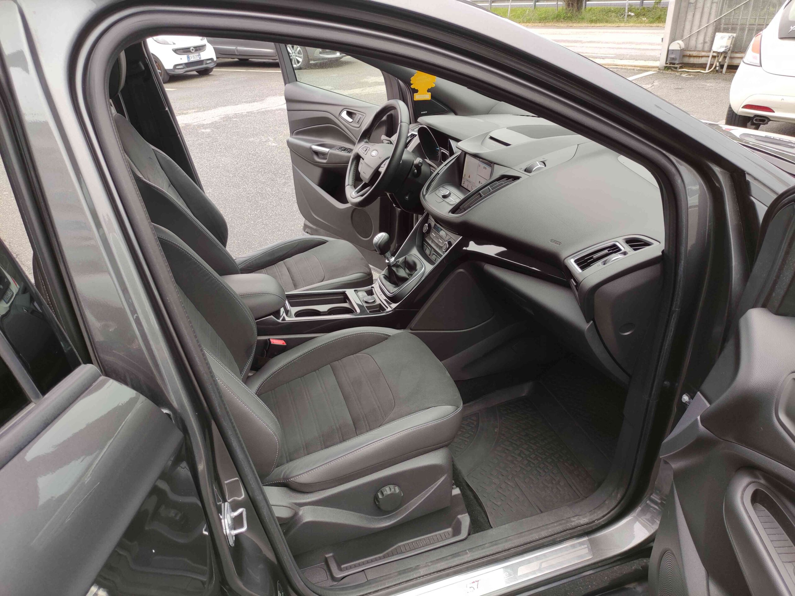 FORD Kuga 2.0 TDCI 150 CV S&S 4WD ST-Line 10 FORD Kuga 2.0 TDCI 150 CV S&S 4WD ST-Line - immagine 10