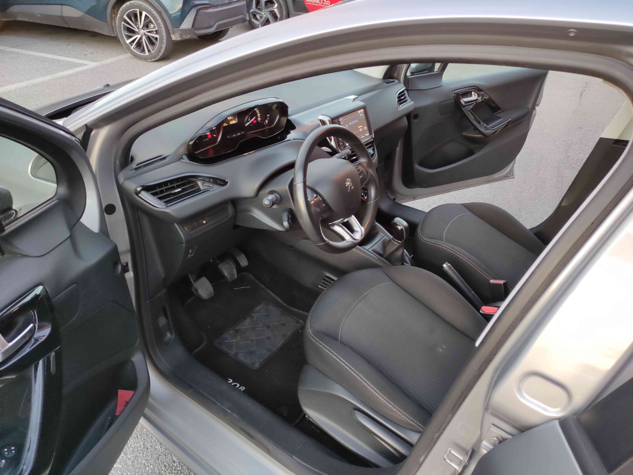 PEUGEOT 208 PureTech 82 Stop&Start 5 porte Active + Cerchi in Lega 8 PEUGEOT 208 PureTech 82 Stop&Start 5 porte Active + Cerchi in Lega - immagine 8