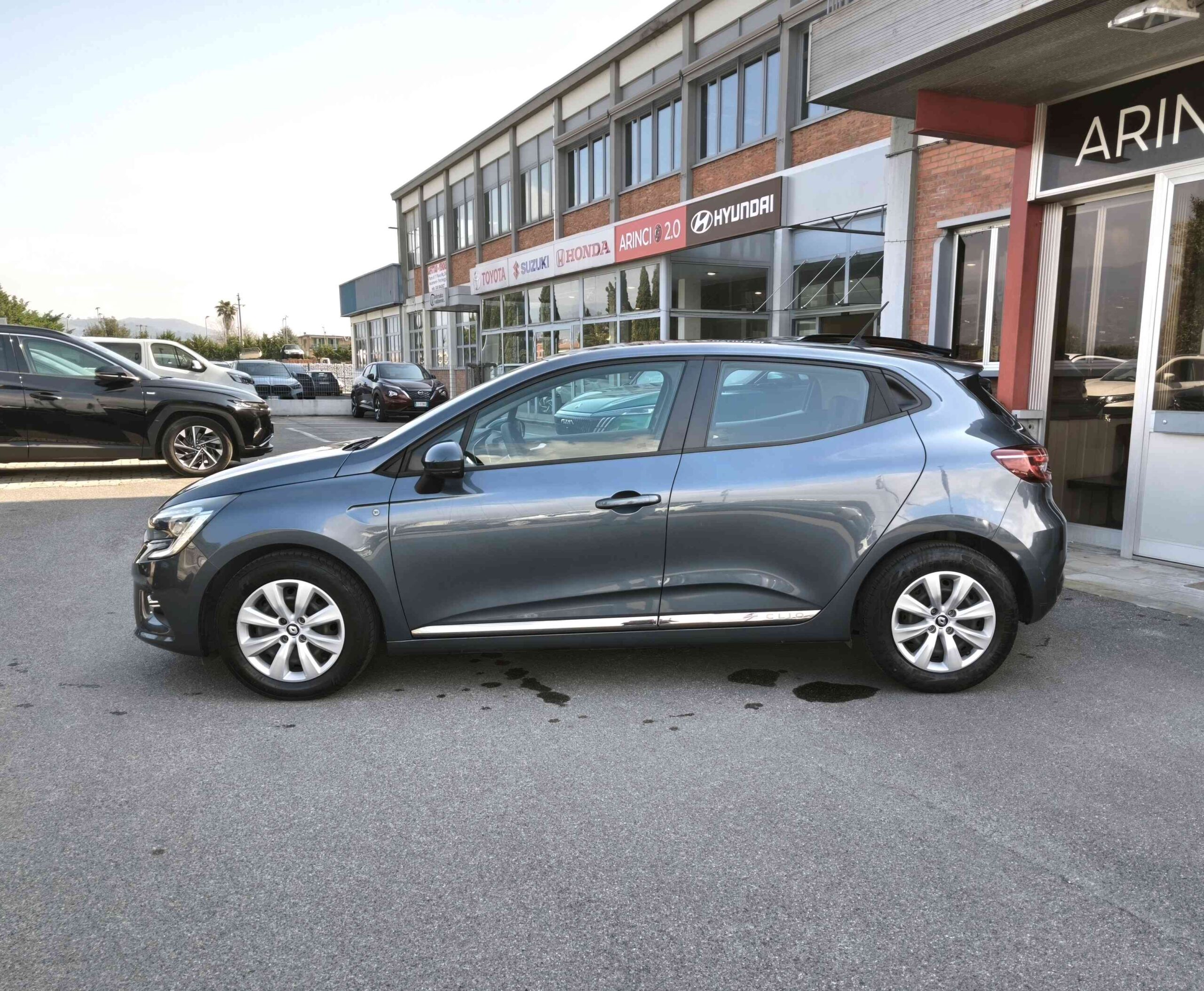 RENAULT Clio TCe 100 CV GPL 5 porte Zen 2 RENAULT Clio TCe 100 CV GPL 5 porte Zen - immagine 2