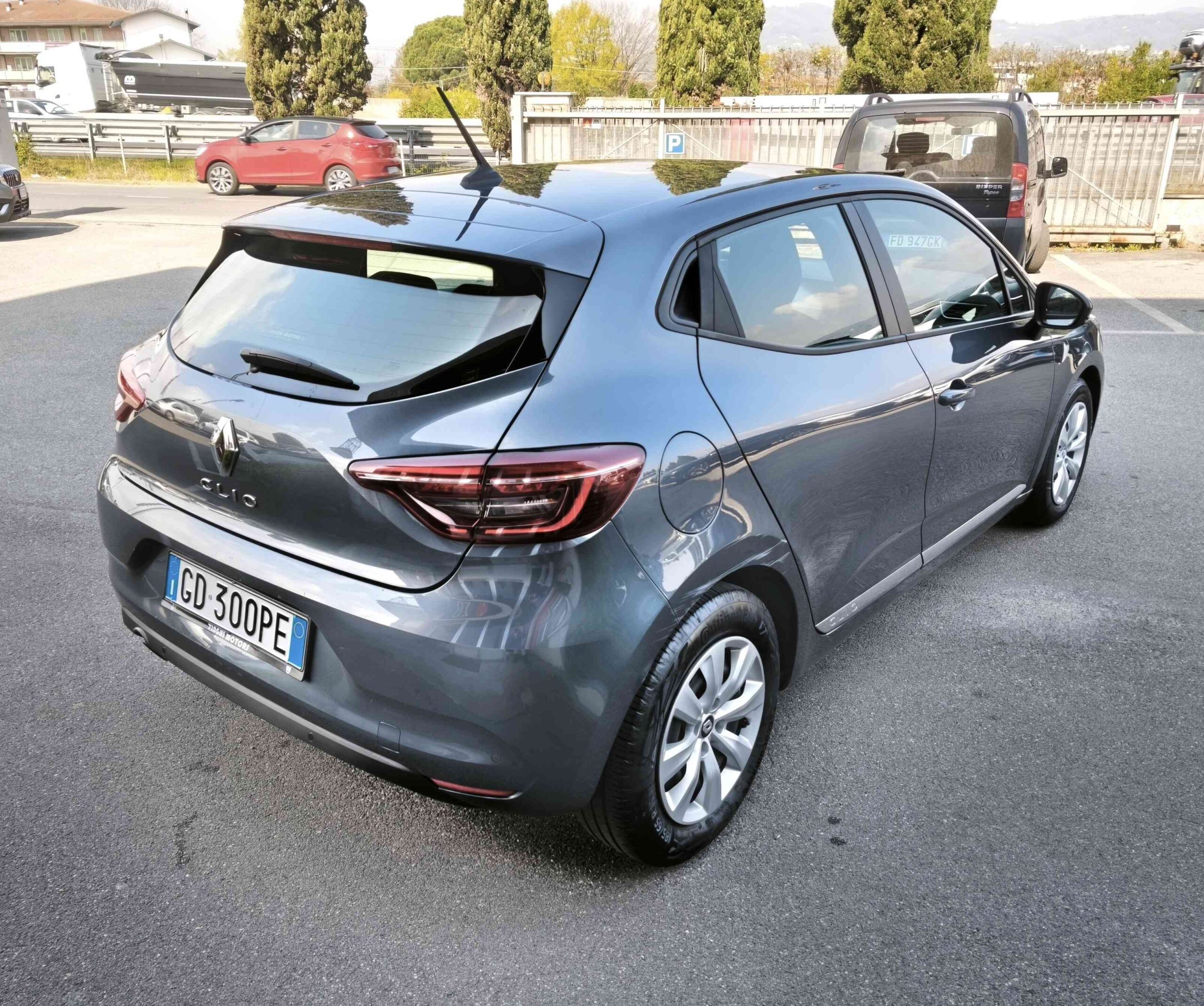 RENAULT Clio TCe 100 CV GPL 5 porte Zen 3 RENAULT Clio TCe 100 CV GPL 5 porte Zen - immagine 3