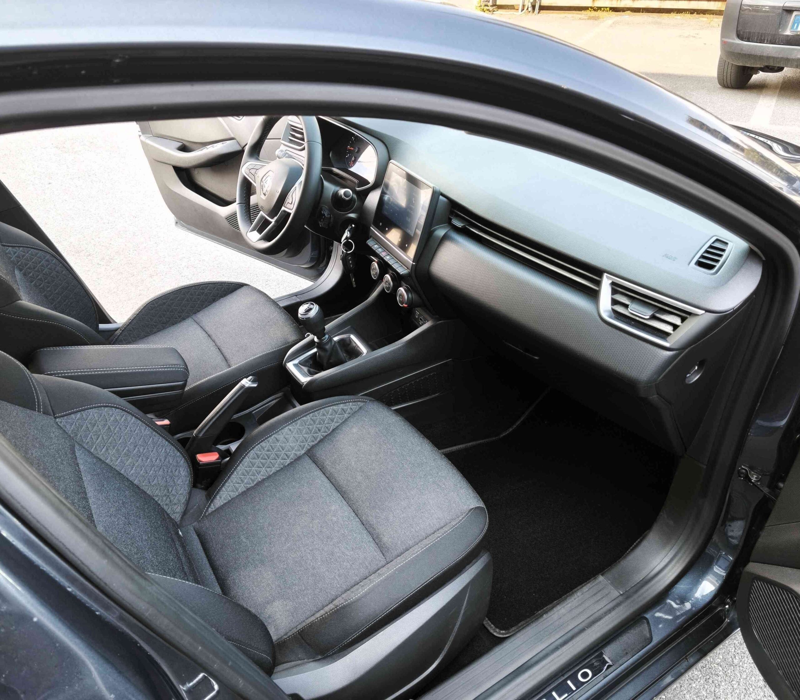 RENAULT Clio TCe 100 CV GPL 5 porte Zen 6 RENAULT Clio TCe 100 CV GPL 5 porte Zen - immagine 6