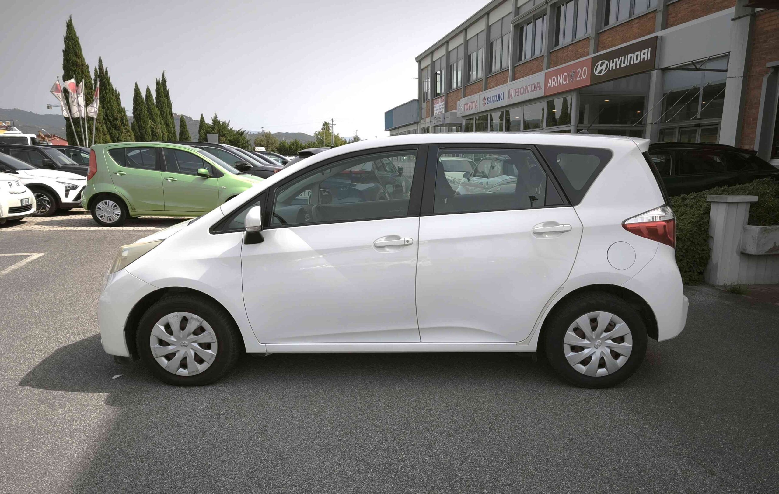 TOYOTA Verso-S 1.3 VVT-i + SENSORI DI PARCHEGGIO 2 TOYOTA Verso-S 1.3 VVT-i + SENSORI DI PARCHEGGIO - immagine 2