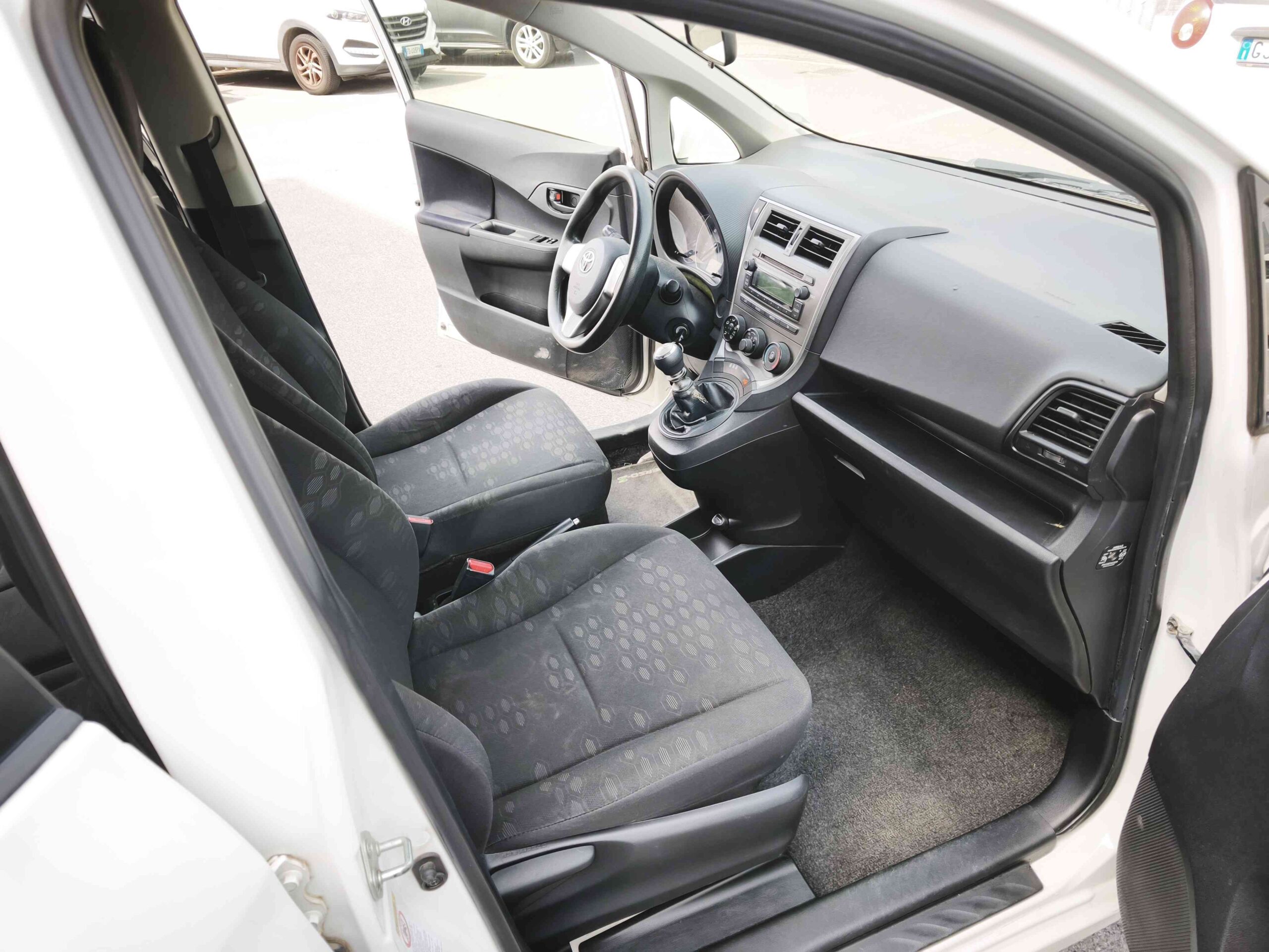 TOYOTA Verso-S 1.3 VVT-i + SENSORI DI PARCHEGGIO 5 TOYOTA Verso-S 1.3 VVT-i + SENSORI DI PARCHEGGIO - immagine 5