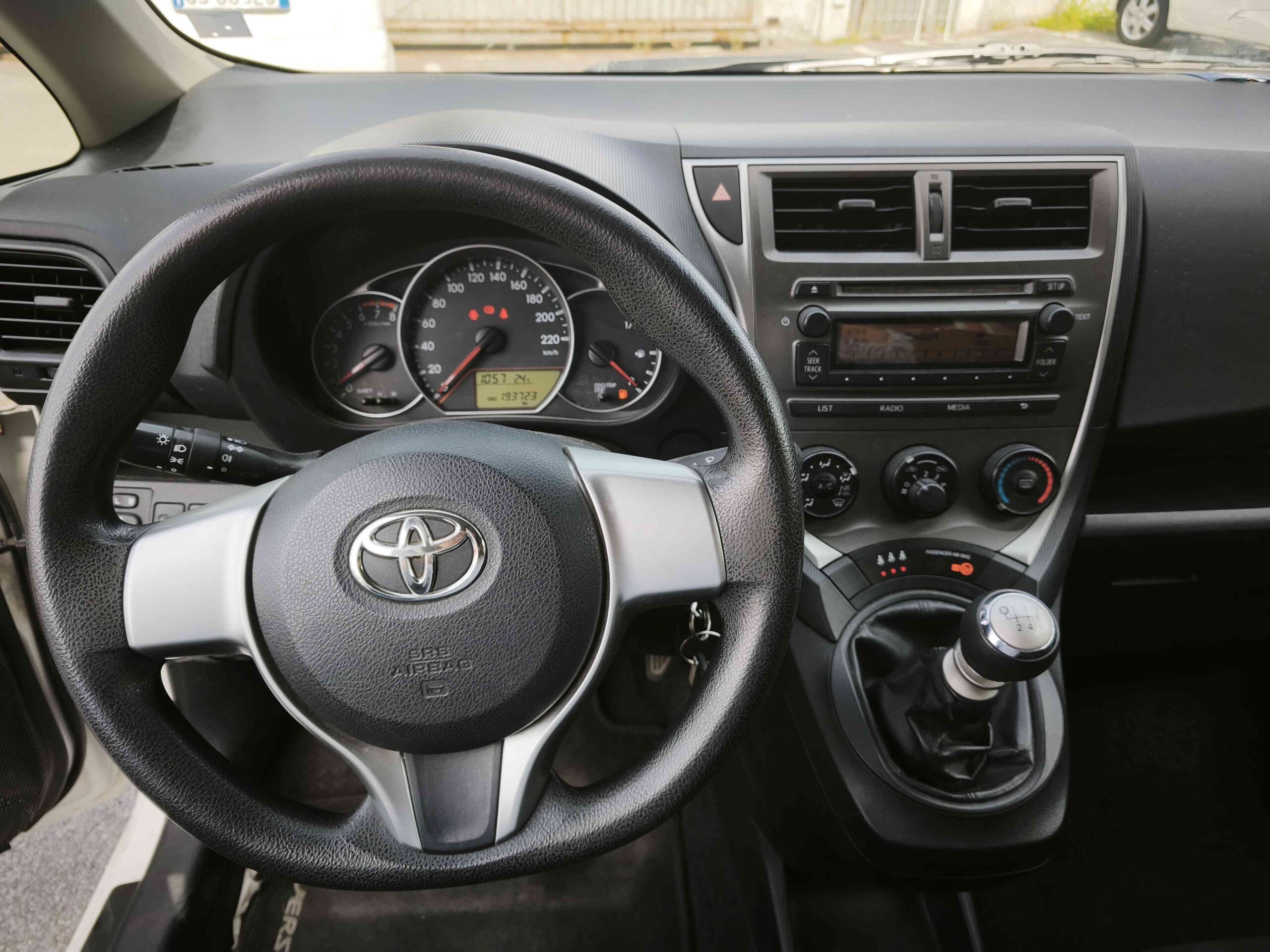 TOYOTA Verso-S 1.3 VVT-i + SENSORI DI PARCHEGGIO 8 TOYOTA Verso-S 1.3 VVT-i + SENSORI DI PARCHEGGIO - immagine 8